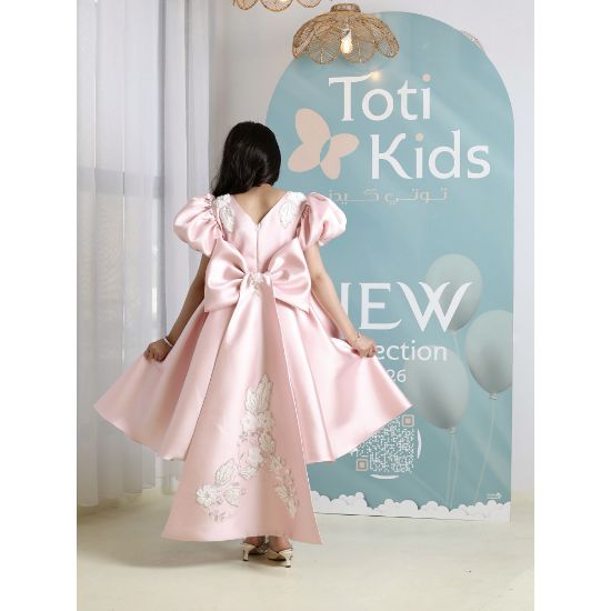 صورة فستان بناتي وردي ميكادو بتطريز وفيونكة ضخمة | فستان هاي لو فاخر - M3773